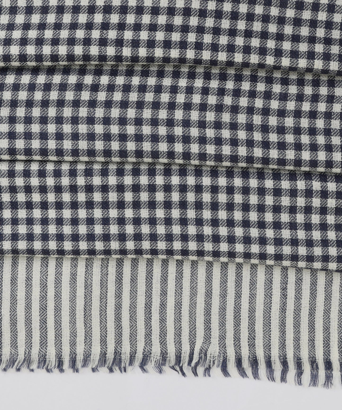 Schal aus Wolle und Seide mit Karomuster, Marineblau und Weiß