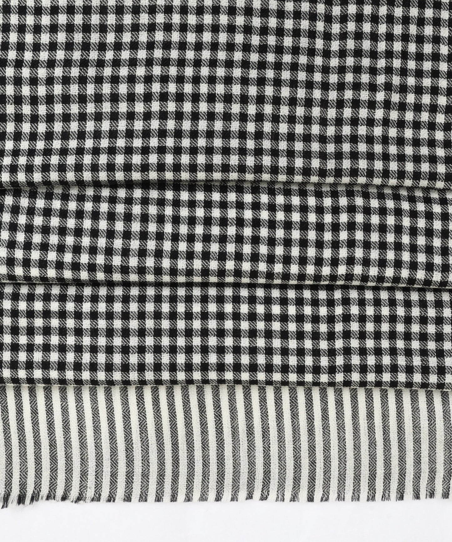 Wool Silk Blend with Classic design White and black